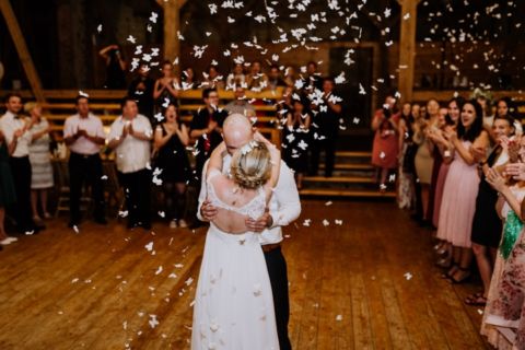 Hochzeitsfotograf Berlin: Brautpaar tanzt von Konfetti umgeben