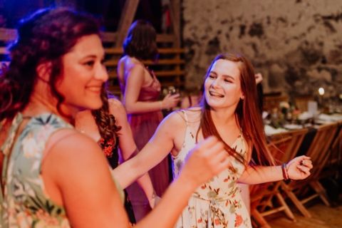 Hochzeitsfotograf Berlin: Fröhlich tanzende Hochzeitsgäste