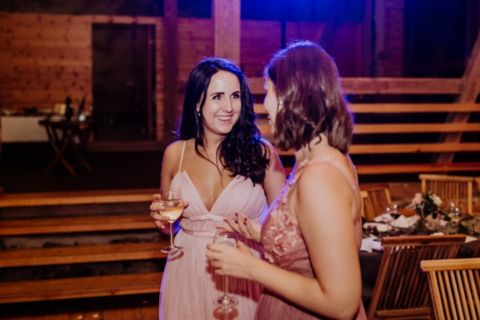 Hochzeitsgäste Plausch - Hochzeitsfotograf Berlin