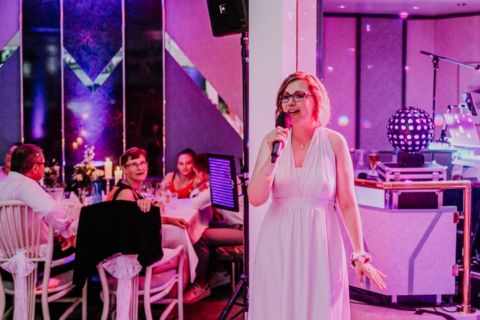 Fotoaufnahme der Rede eines Hochzeitsgasts