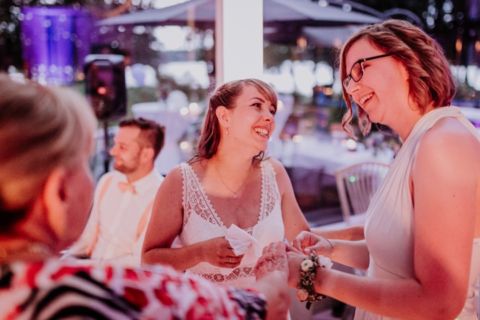 Fotografie von Hochzeitsgast und Braut