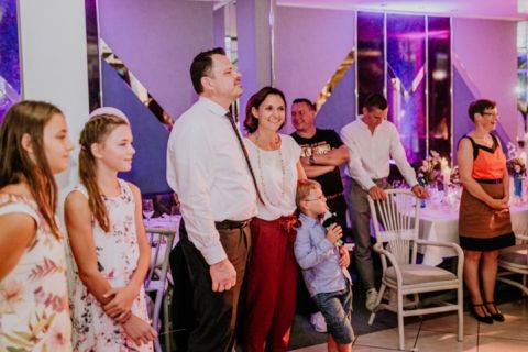 Hochzeitsfoto: Gäste schauen beim Tanz zu