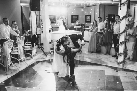 Hochzeitstanz Foto: Kuss des Brautpaares