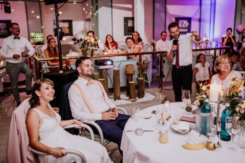 Foto der Trauzeugen Rede mit Hochzeitspaar