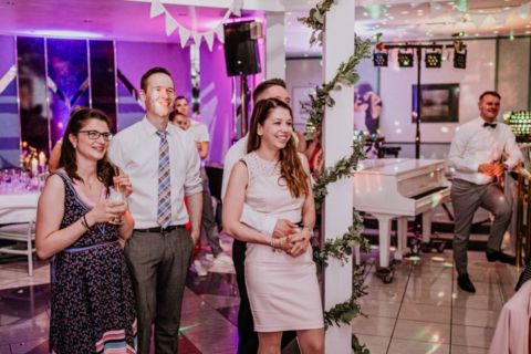 Hochzeitsgäste schauen Brautpaar Tanz zu - Fotoaufnahme