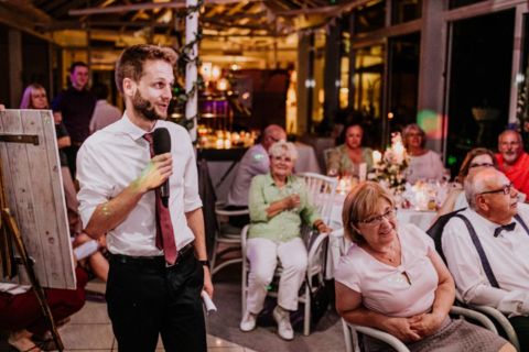 Trauzeugenrede vor den Hochzeitsgästen