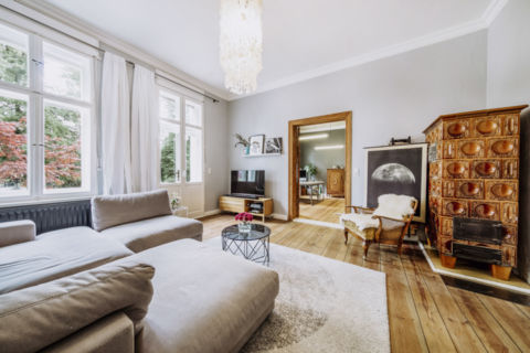 Foto eines Altbau Wohnzimmers mit Ofen
