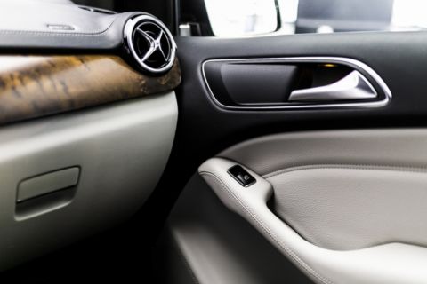 Auto-Fotografie: Tür und Armatur