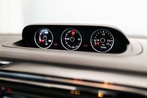 Tachometer im Auto _ KFZ Fotos