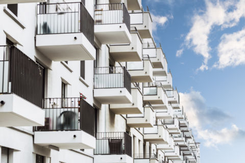 Fotografie von zahlreichen Balkons an einer Neubauimmobilie in Berlin