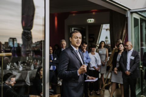 Lukas Schramm Fotografie - Eventfotograf - Berlin Fotoaufnahme einer kurzen Rede während einer Roof Top Party