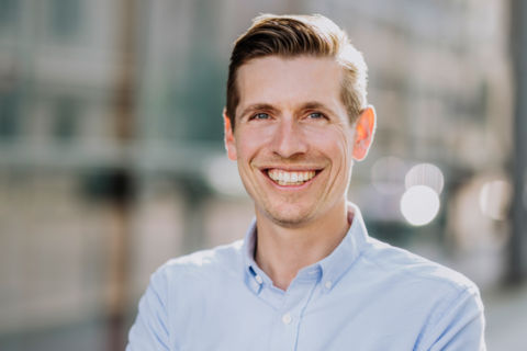 Business Portrait eines lächelnden Mannes