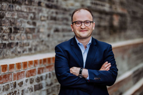 Lukas Schramm Fotografie - Eventfotograf - Berlin Business Portrait eines Mannes vor einer Ziegelwand