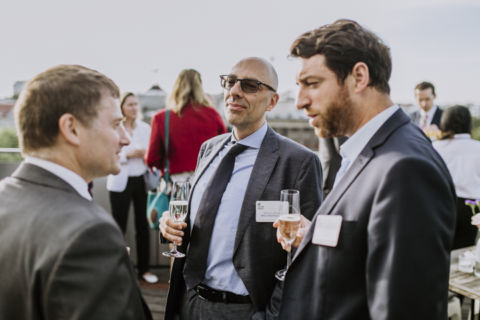 Lukas Schramm Fotografie - Eventfotograf - Berlin Foto von drei Herren im Gespräch während einer Firmenfeier