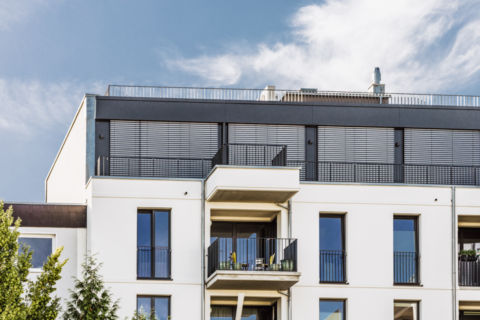 Dachgeschoss und Balkon einer Wohnung - Fotografie