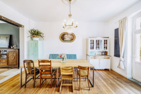 Fotografie eines Esszimmers in einer Berliner Altbauwohnung