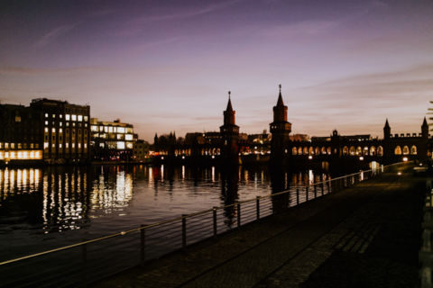 Lukas Schramm Fotografie - Eventfotograf - Berlin Die Oberbaumbrücke mit Sonnenuntergang während eines Events