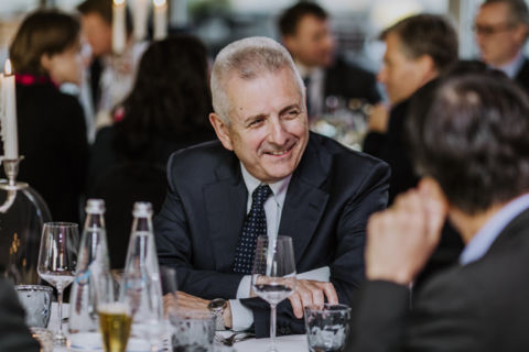 Lukas Schramm Fotografie - Eventfotograf - Berlin Eventfoto von einem Mann am Tisch während eines Dinners