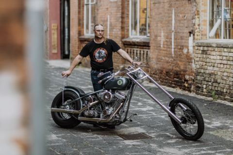 Fotoaufnahme von Fahrer und Motorrad