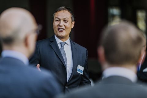 Lukas Schramm Fotografie - Eventfotograf - Berlin Foto eines lächelnden Vortragsredners während eines Events