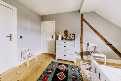 Holzbalken und Möbel in einem Schlafzimmer - Fotoaufnahme