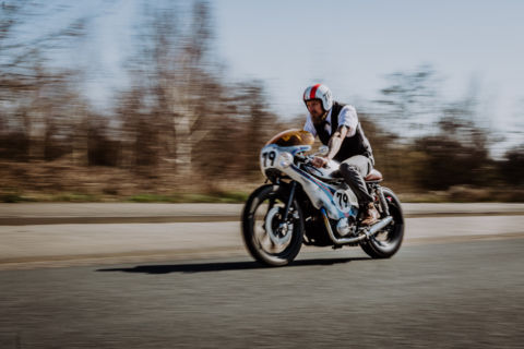 Motorradfahrer unterwegs auf der Straße - Foto