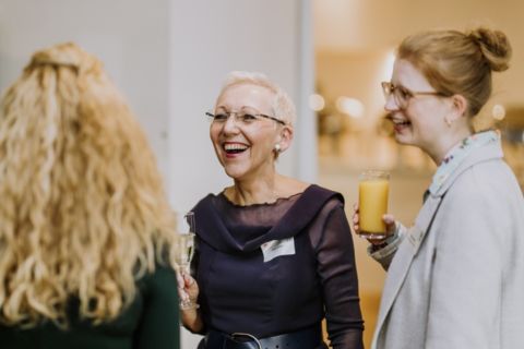 Lukas Schramm Fotografie - Eventfotograf - Berlin Eventfoto von drei Damen im Gespräch