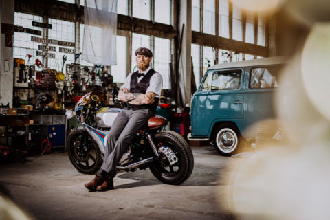 Motorradbilder - Mann posiert mit Motorrad