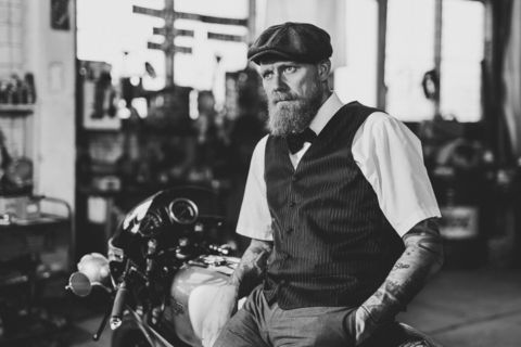 Schwarz-weiß-Fotos - Mann und Motorrad in Werkstatt