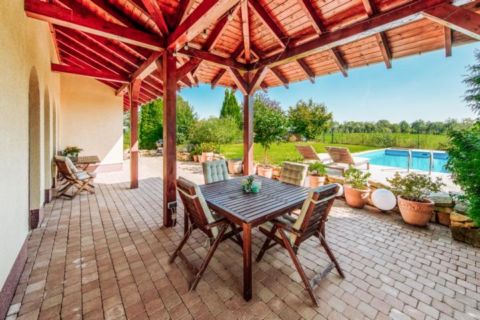 Terrasse mit Pool - Bilder Immobilien