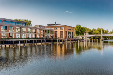 Wasserblick von Gewerbeimmobilie mit Fensterfront - Bilder Immobilien