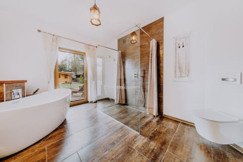 Badezimmer mit Badewanne und Dusche - Interieurbilder