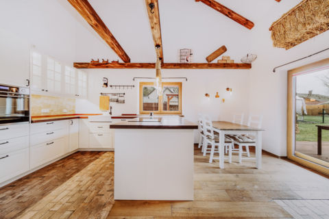 Küche mit Kochinsel und Essecke - Interieurfotos