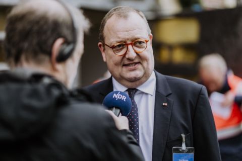 Lukas Schramm Fotografie - Eventfotograf - Berlin Eventfotografie von einem Herren im Interview mit dem NDR