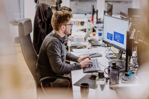 Mann arbeitet am PC - Bilder Arbeitsalltag