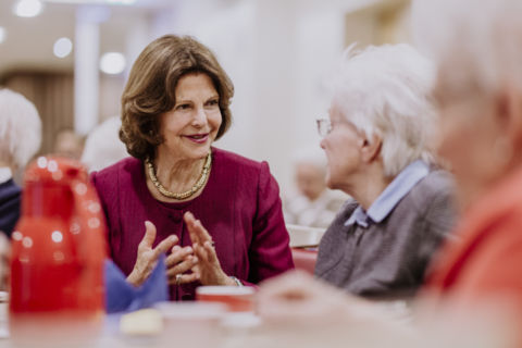 Lukas Schramm Fotografie - Eventfotograf - Berlin Fotografie von Königin Silvia im Gespräch mit einer Dame