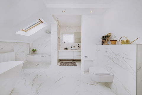 Fotografie von einem Badezimmer mit Mamorfliesen