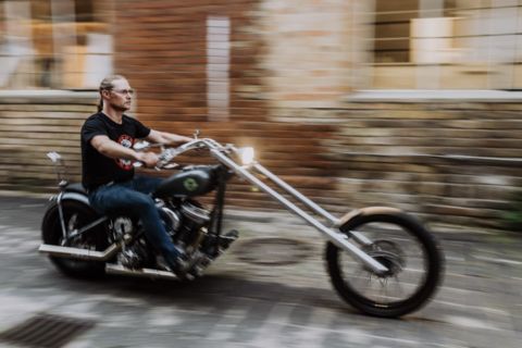 Foto von Motorrad und Fahrer während der Fahrt