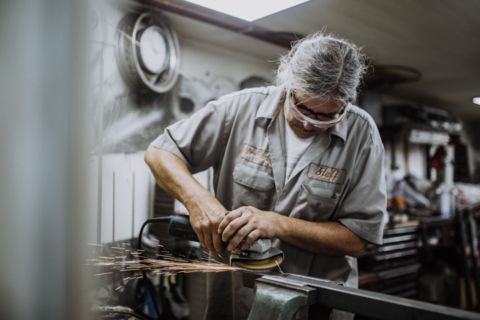 Schleifen von Motorradteilen - Fotografie