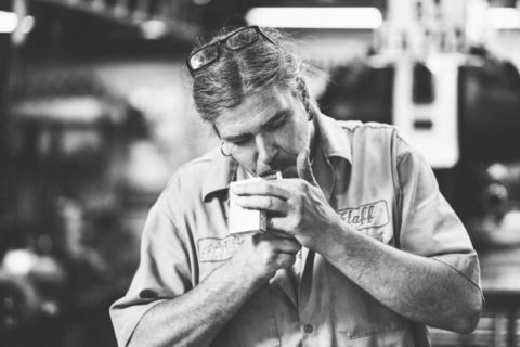 Foto in der Motorrad-Werkstatt vom Werkstattmeister