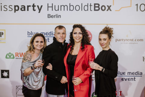Eventfotografie Humboldt Box Berlin - vier Personen vor einer Fotowand
