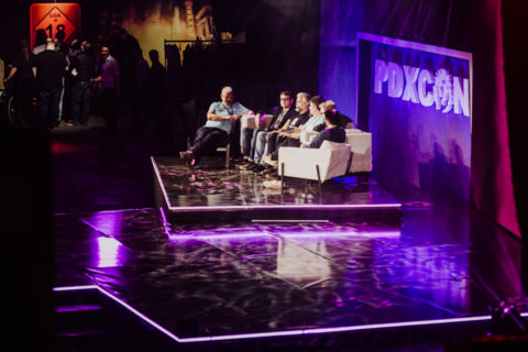 Lukas Schramm Fotografie - Eventfotograf - Berlin Fotoaufnahme des PDXCon Talks auf der Bühne