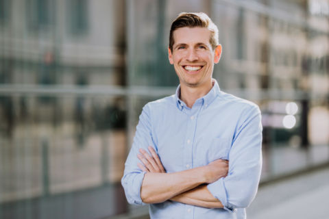 Portraitfotografie von einem Mann mit verschränkten Armen