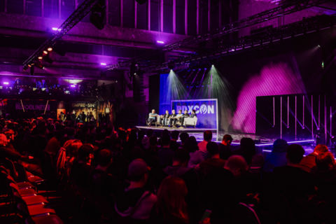 Lukas Schramm Fotografie - Eventfotograf - Berlin Eventaufnahme eines Gesprächs auf der Bühne einer Konferenz