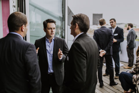 Lukas Schramm Fotografie - Eventfotograf - Berlin Firmenvent Fotoaufnahme mit Personen auf dem Dach