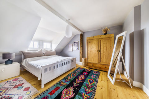 Foto eines Schlafzimmers in einer Dachgeschosswohnung