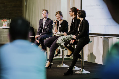 Lukas Schramm Fotografie - Eventfotograf - Berlin Vier Personen auf einer Bühne - Eventfoto
