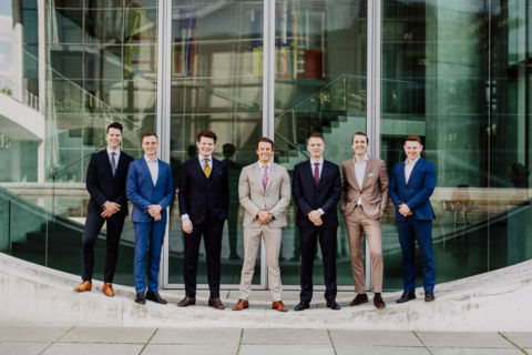 Männer-Team vor Bürokpmplex - Business-Fotos