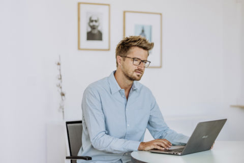 Fotografie eines Unternehmers während der Arbeit