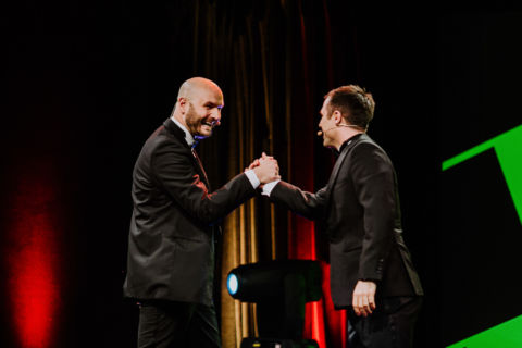 Gratulation eines Preisgewinners - Eventbilder